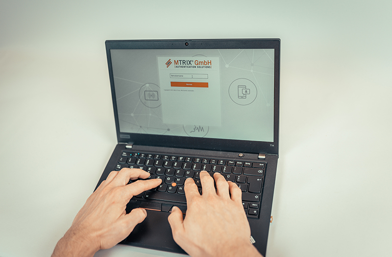 Hände am Laptop